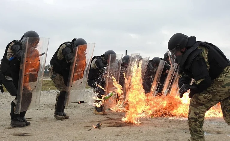Des soldats d'Albanie et de Hongrie font des exercices à Novoselle
