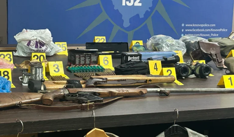 Hoxha flet për armatimin e gjetur në Leposaviq: Policia shoqëroi një person, gjetëm jakne të organizatës terroriste “Mbrojtja Civile”