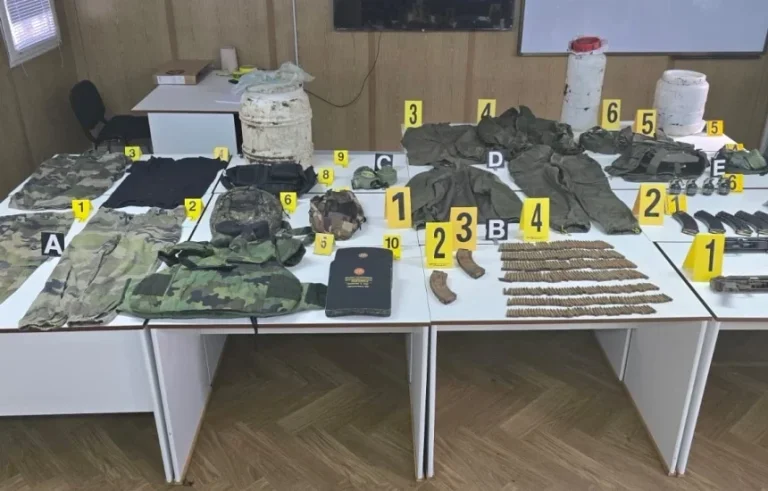 Policia gjen në Leposaviq armë, municione, eksplozivë e uniforma ushtarake – thërret konferencë për media