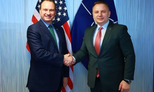 Zemaj bei der Begegnung mit dem NATO-Repräsentant der USA diskutiert die Stabilität des Kosovo