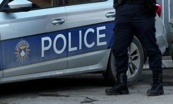 Gjakovë: Mbajti me forcë gruan dhe mikun, arrestohet i dyshuari dhe i konfiskohet një armë