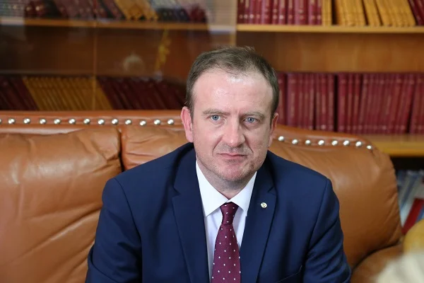 Arben Taravari hyn në “lojën gjeopolitike” me një kërcënim: Një vendim i padrejtë ndaj Kosovës ndez Konfliktin e Tretë Botëror