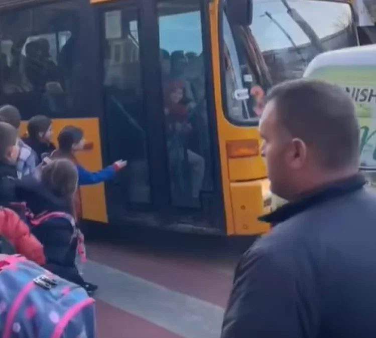 Busfahrer, der Kinder in Pristina von der Arbeit bedroht hat