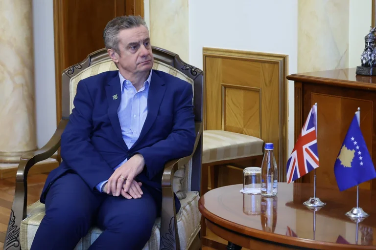 Ambasciatore britannico: È importante che il governo sia stabilito nel tempo, nello spazio e nelle comunità non di comunicazione