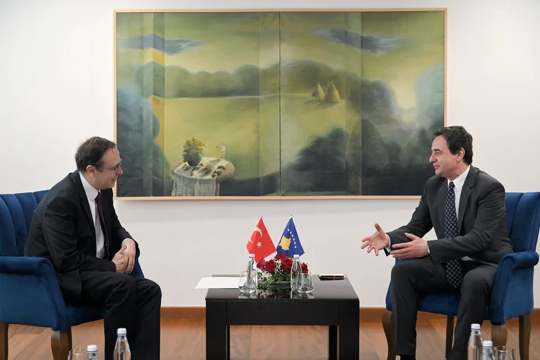Kurti incontra l'ambasciatore turco, discutere gli sviluppi recenti in paese