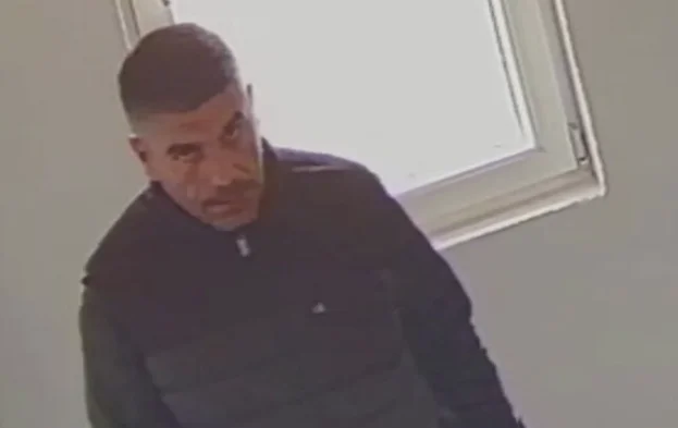 Polizei sucht Bürger bei der Verhaftung dieser Person Hilfe