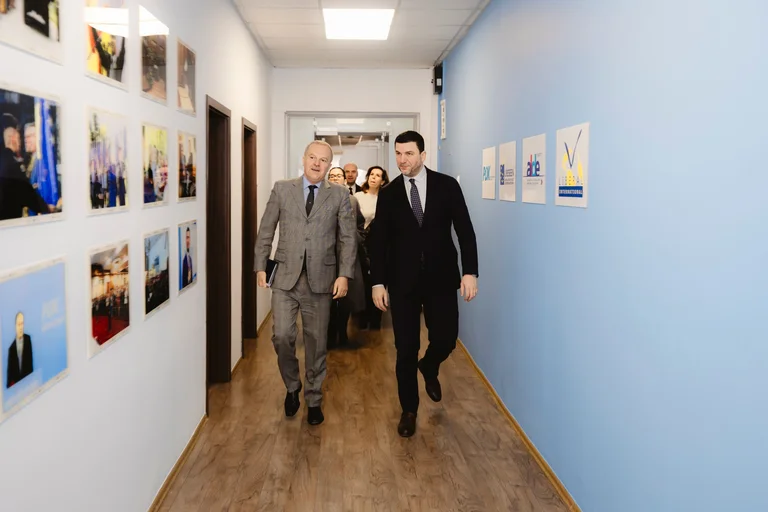 Krasniqi incontro con De Riun: Tutte le parti devono rimanere impegnate nel migliore del Kosovo