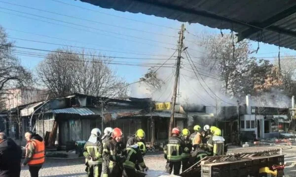 Die Polizei ist an einem Feuer auf dem grünen Markt beteiligt.