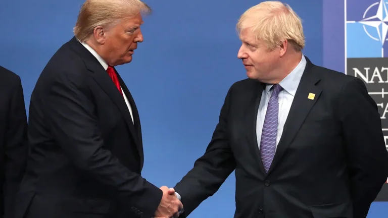 Le accuse di Donald Trump contro Zelensky, Boris Johnson critica il presidente americano: possiamo anche dire che gli Stati Uniti hanno attaccato il Giappone