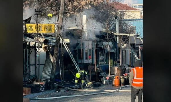 Feuer beinhaltete 6 Einheimische, neue Ansichten von Brennlokalen am Green Market in Pristina
