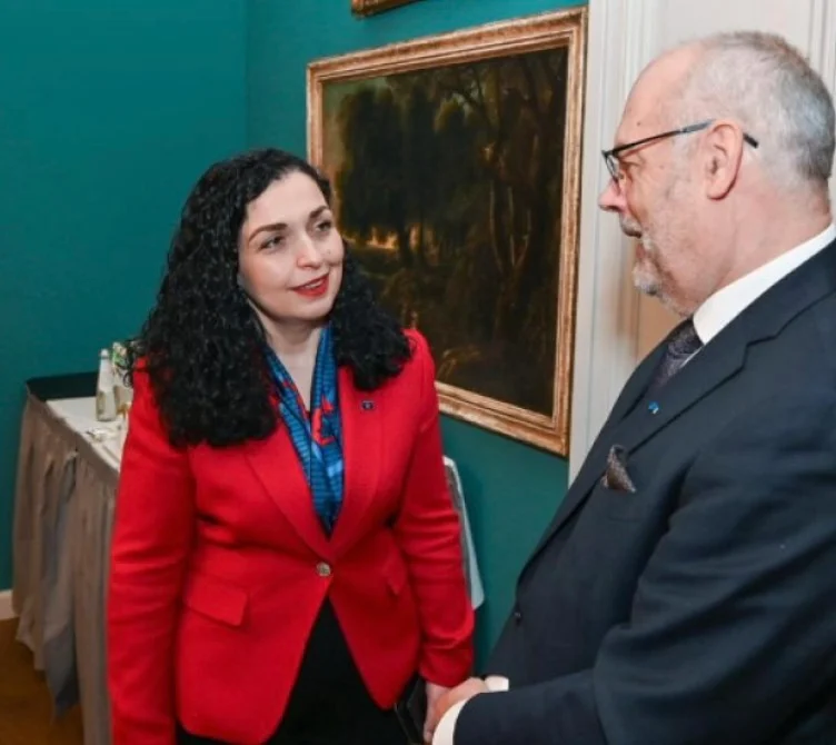Osmani accetta congratulazioni dal presidente dell'Estonia per il 17 ° anniversario dell'indipendenza del Kosovo
