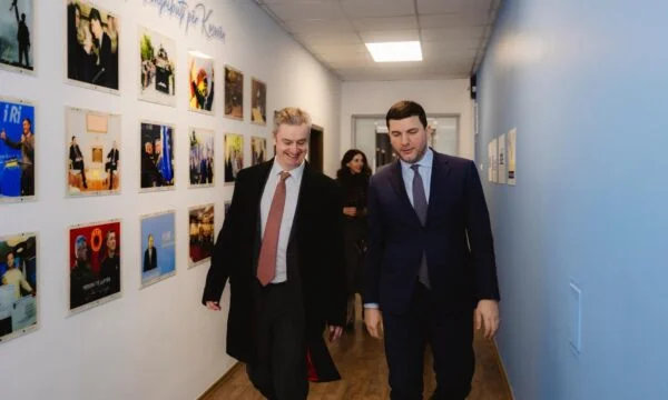 Krasniqi incontra l'ambasciatore del Regno Unito, ha discusso i recenti sviluppi nel paese