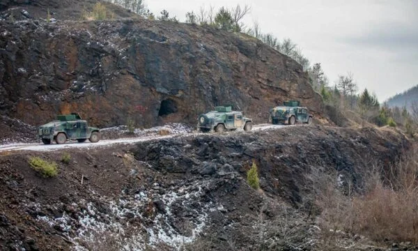 I soldati americani pattugliano lungo il confine con la Serbia con l'autoblinda