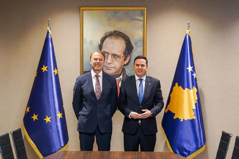 Abdixhiku trifft sich mit EU-Botschafter im Kosovo: CEC wickelt den Zertifikatsprozess so schnell wie möglich ein, vermeiden weitere Verzögerungen