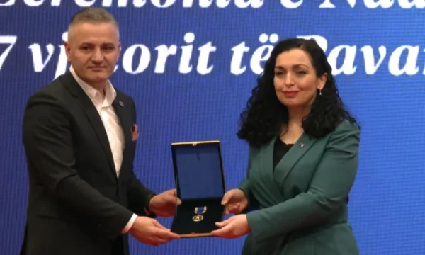 Osman teilt das Kommando des Kosovo für Saban Jasharin