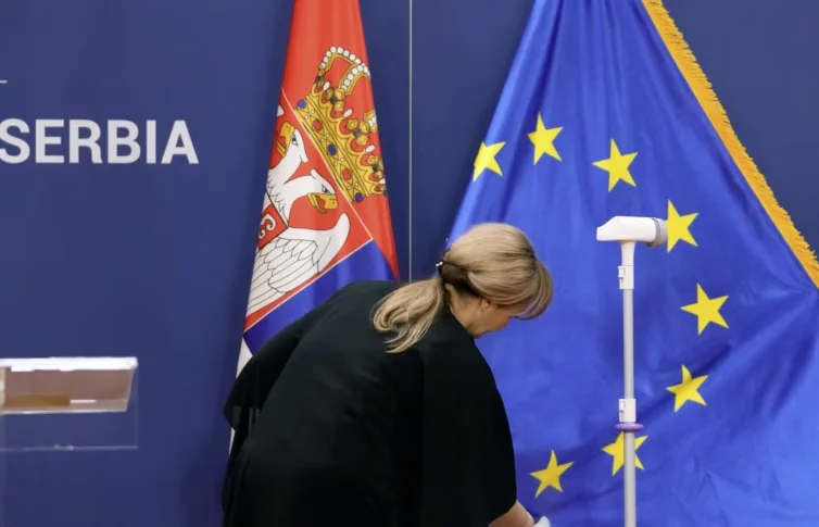 L'UE exhorte la Serbie à ne pas renforcer ses liens avec la Russie