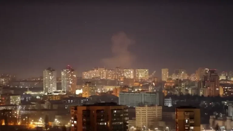 Mentre l'incontro è in corso tra Stati Uniti e Russia, l'Ucraina è stata rovistata dagli attacchi di notte