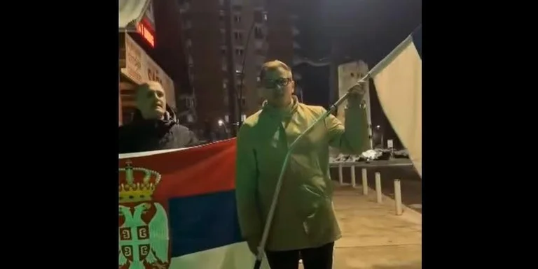 Arsenijevic kam aus und provozierte serbische Flagge im südlichen Mitrovica, gefolgt von Albanern ikke und suche Zuflucht in der Kosovo Polizeistation