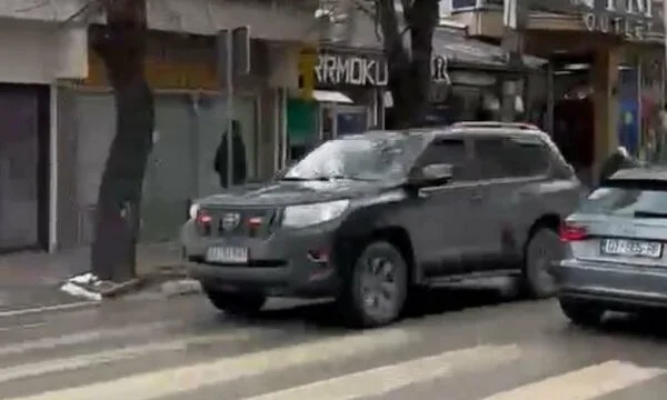 Begaj kommt in Pristina, begleitet von Escort