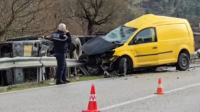 Tragico incidente in Gjirokastra: Il veicolo si schianta nel veicolo dell'esercito, perde la vita del conducente e del passeggero