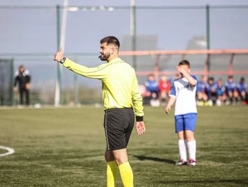 Morgen bekommt er seinen letzten Abschied von Riley, dem Fußballrichter, der heute gestorben ist.