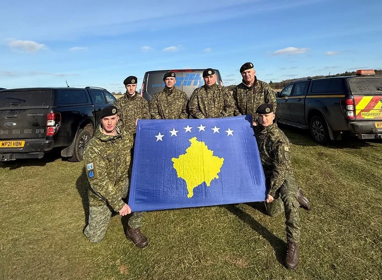 KSF Soldaten mit Kosovo Flagge in Großbritannien am Unabhängigkeitstag, Botschaft: Bereit, ukrainische Ausbildung zu beginnen