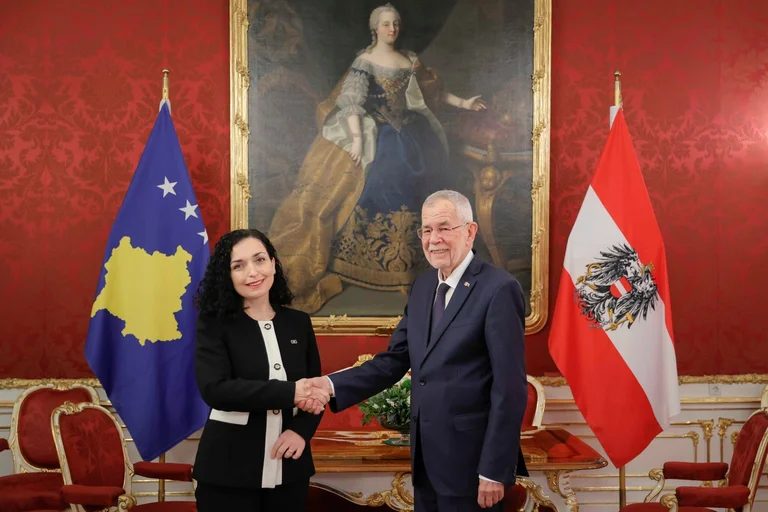 Il presidente austriaco desidera che Osman per il diciassettesimo anniversario dell'indipendenza, assicura che continuerà a sostenere il percorso europeo del Kosovo