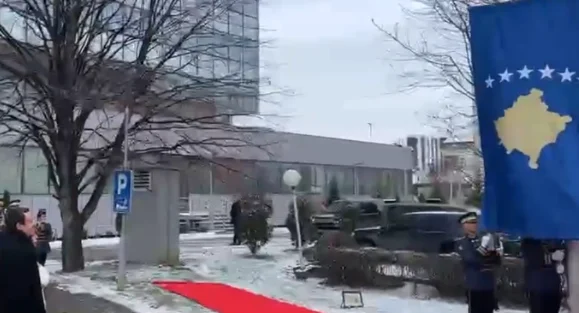 Grande storia: la bandiera del Kosovo torna alla cerimonia di stato, Osman e Kurti vedono