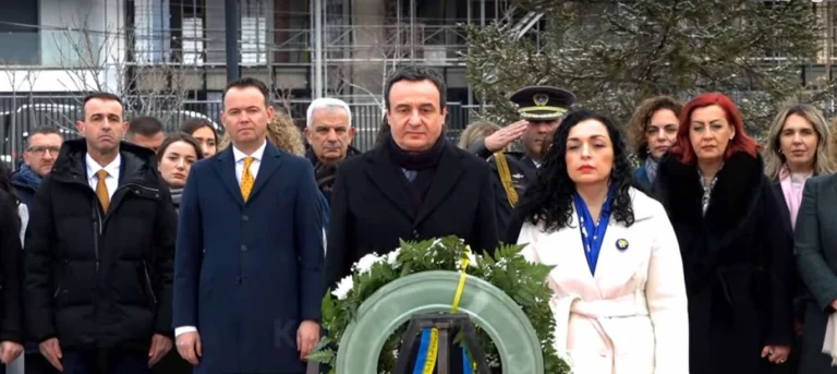 Osman und Kurti achten auf Präsident Ibrahim Rugovas Grab