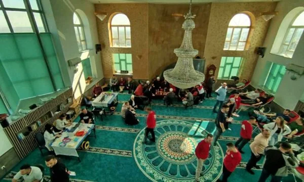 Pour la 12e année consécutive à cette mosquée, du sang est donné pour la note d'indépendance du Kosovo