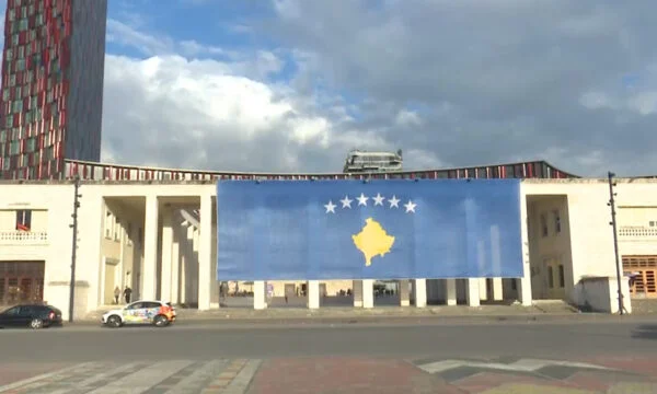 Bandiera del Kosovo svelata a Tirana in onore del 17o anniversario della dichiarazione di indipendenza