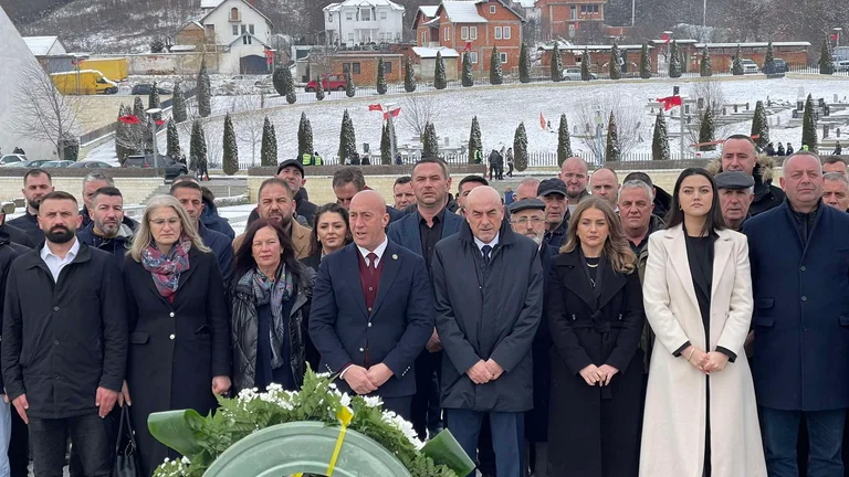 17 ° anniversario di indipendenza Haradinaj paga rispetti in Prekaz