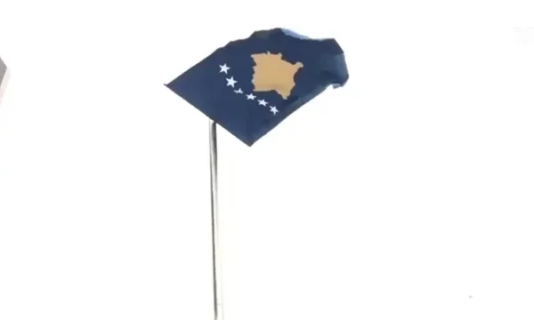 17 ° indipendenza annuale solleva solennemente bandiera prima di oggetto governativo