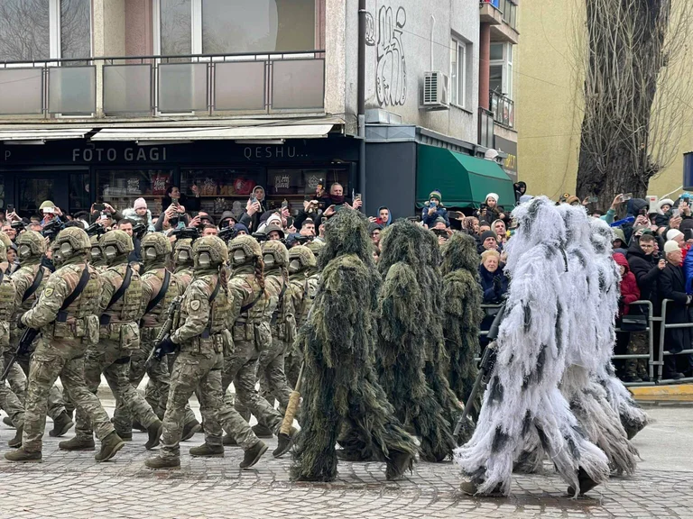 Ehre und Stolz: KSF, Kosovo Polizei Ehre 17. Jahrestag der Unabhängigkeit mit Parade