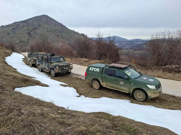 Lettische und italienische Soldaten patrouillieren in Zubin Potok