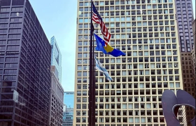 Kosovo-Flagge steigt in Chicago, USA Ehrentag 17. Jahrestag der Unabhängigkeit
