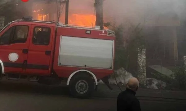 Feuerwehrmann für das Hotel in Brezovica Feuer: Das Gebäude erwartet, um Down zu brechen