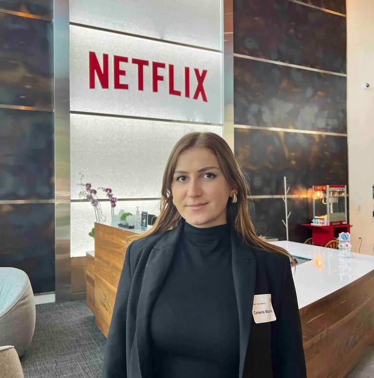 Chamber Mazreku, das erste Mädchen aus dem Kosovo, das als Software-Ingenieur in “NIGLIX” eingesetzt wurde.