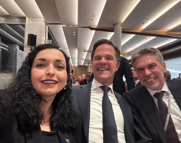 Osmani aus München postiert eine E-Mail mit NATO-Chef und Holland-Premierminister