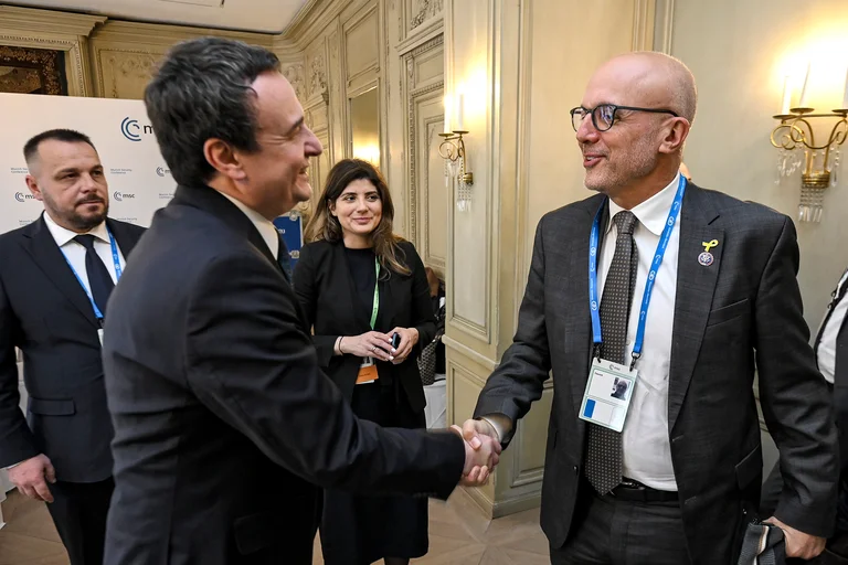Kurti incontra con l'ex corrispondente statunitense a Monaco di Baviera, vanta le borse che il ministro di Pec gli ha dato.