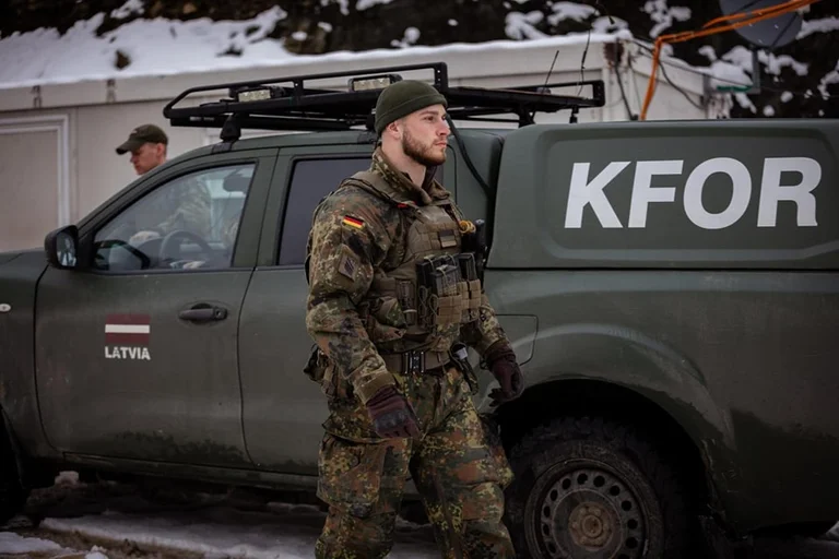 Soldats allemands, patrouille lettone au nord du Kosovo