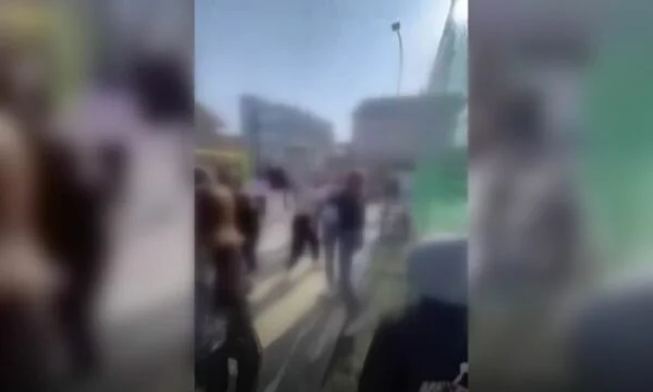 Pesante battere tra diversi studenti vicino a una scuola presumibilmente ha avuto luogo a Kolovic