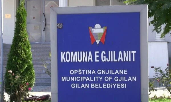 Oggi, sta protestando davanti al comune di Gnjilan per la donna presumibilmente utilizzata per la tratta
