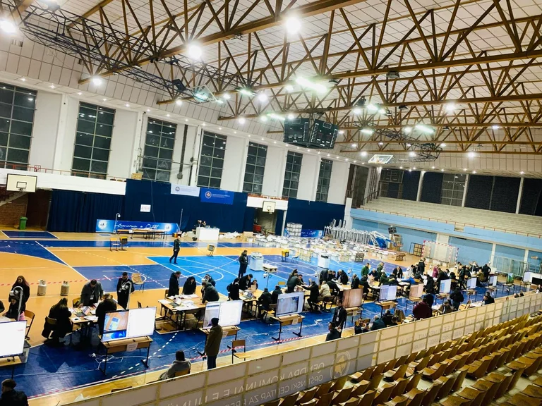 CEC: conteggio dei voti in corso presso il 26 Municipal Counting Centre