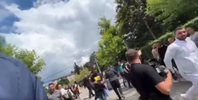 Die Gerichtsordnung gegen die Angeklagten des Hooliganismus und des Angriffs auf Journalisten Burim Zariqi in Zvecan im Jahr 2023