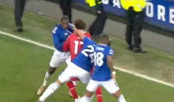 Bild der Zusammenstöße mit Everton und Liverpool Spieler gaben ihnen drei rote Karten