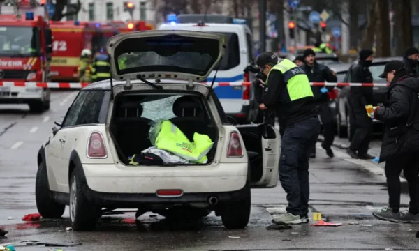 20 Geschädigt durch den Autounfall in München, ob der Fahrer die Masse absichtlich oder effektiv eingegeben hat