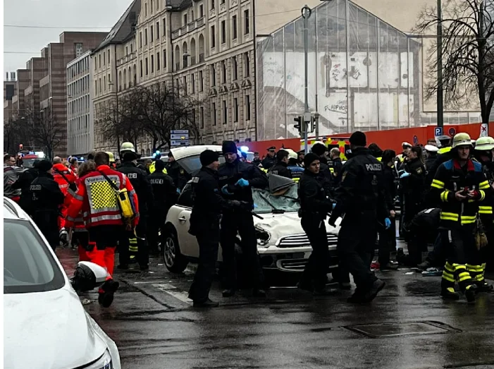 Auto colpisce la folla a Monaco, Germania, rapporti di diversi feriti