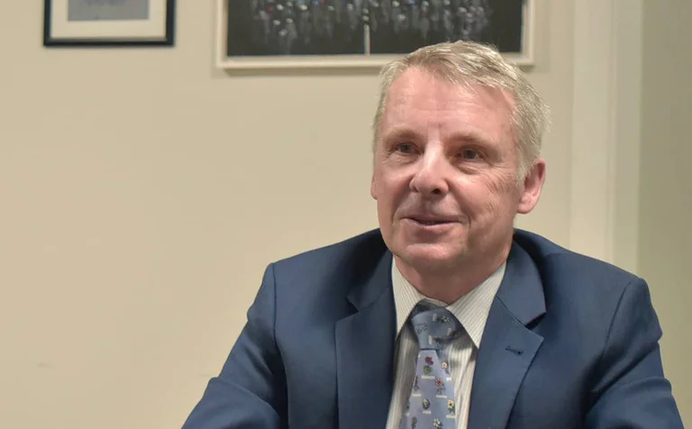 “Lamtumirë stikersa”, ambasadori gjerman mirëpret vendimin e Kosovës e Serbisë për çështjen e targave