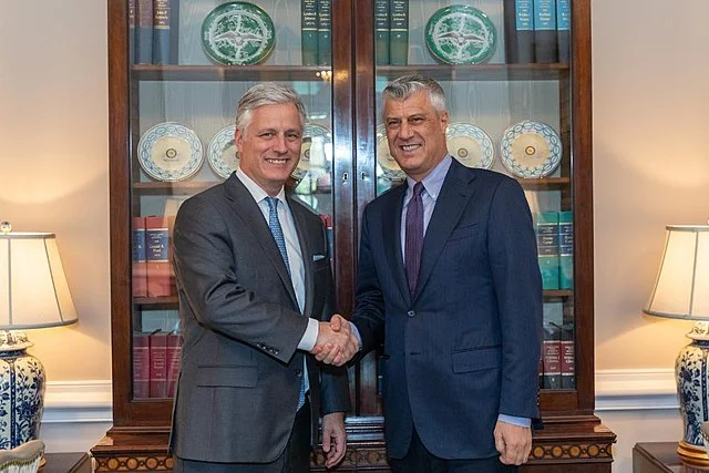 Auch Robert O'Brien, zusammen mit Jerenelli, wurde mit dem Kosovo und Serbien eine hohe Position eingeräumt.
